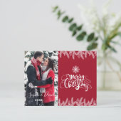 シックなメリークリスマスタイポグラフィ金ゴールドパイン写真 インビテーションポストカード (スタンド正面)