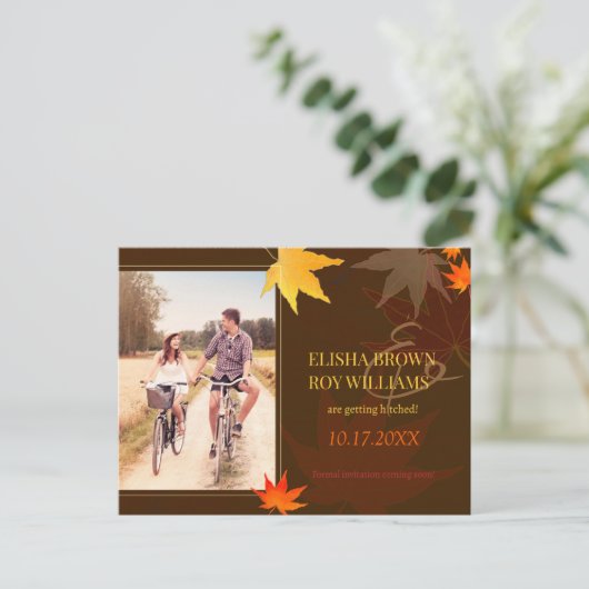シックなメープルリーフ秋の結婚式写真の保存日付 案内ポストカード (スタンド正面)