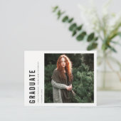 シックなモダンミニマルはっきりしたカスタム写真卒業 案内ポストカード (スタンド正面)