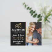 シックなモノグラム結婚のリングや輪救または日付のスワップ 案内ポストカード (スタンド正面)