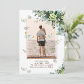 シックなユーカリ葉グリーズ・エメ結婚ラルド セーブザデート (スタンド正面)