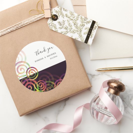 シックなレインボーらせん状オン深いパープル ラウンドシール (ギフト)