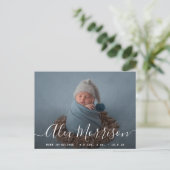 シックなレタリングベビー誕生の発表カード ポストカード (スタンド正面)