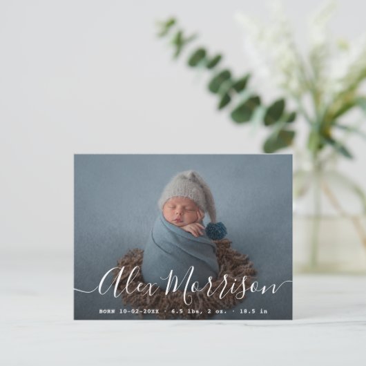 シックなレタリングベビー誕生の発表カード ポストカード (スタンド正面)