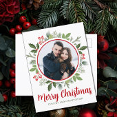シックなレッドホリーベリークリスマスリースカップルの写真 シーズンポストカード