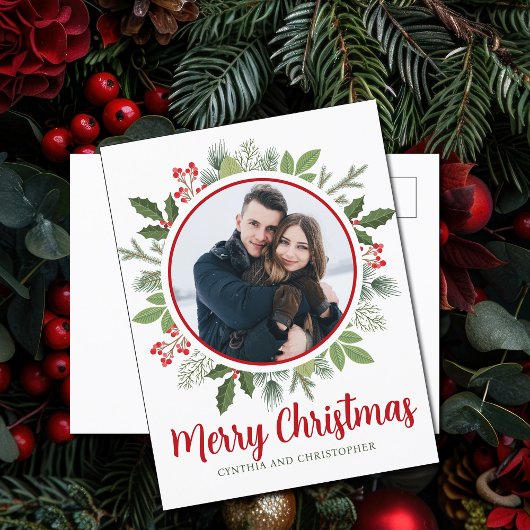 シックなレッドホリーベリークリスマスリースカップルの写真 シーズンポストカード