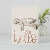 シックなローズゴールドテキストハローフォトベビーアナウンスメント 箔招待状 (立ち正面)