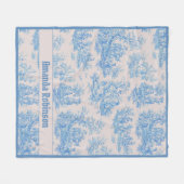 シックなヴィンテージライトブルートイレデジュエモノグラム フリースブランケット (正面(横))