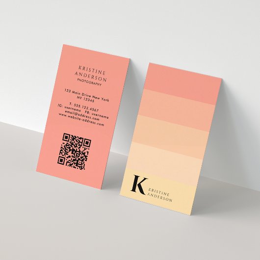 シックな優しい桃グラデーションのクラシックモノグラムQRコード 名刺