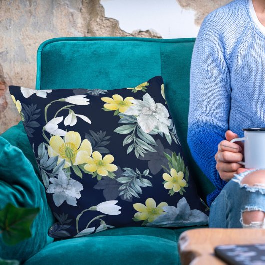 シックな冬のスノードロップアネモネフローラルパターン クッション