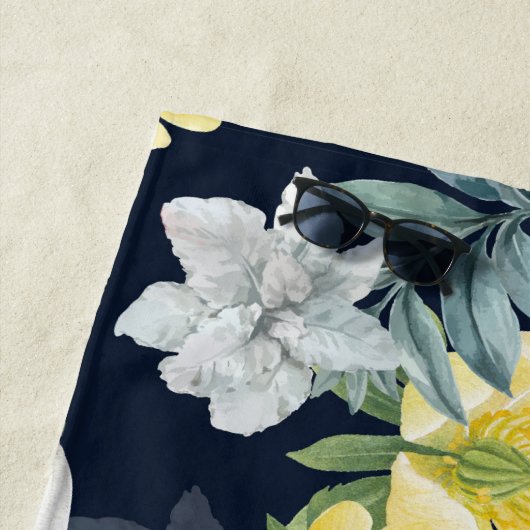 シックな冬のスノードロップアネモネフローラルパターン ビーチタオル (インサイチュ)