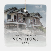 シックな初めてのクリスマスが新しいホームフォトに セラミックオーナメント (裏面)