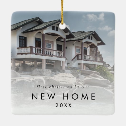 シックな初めてのクリスマスが新しいホームフォトに セラミックオーナメント (裏面)