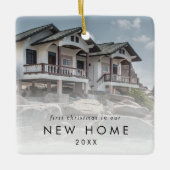 シックな初めてのクリスマスが新しいホームフォトに セラミックオーナメント (正面)