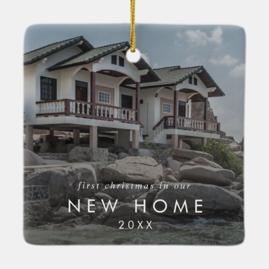 シックな初めてのクリスマスが新しいホームフォトオーバーレイに セラミックオーナメント (裏面)