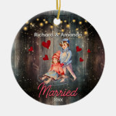 シックな初めてのクリスマス結婚したかわいいカップル セラミックオーナメント (正面)