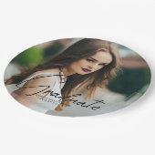 シックな卒業フォトブラックスクリプトオーバーレイパーティー ペーパープレート (アングル)