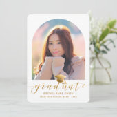 シックな卒業式2フォト金ゴールドキャップスクリプトを白に 案内状 (スタンド正面)