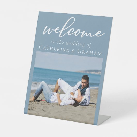 シックな埃っぽいブルーのカップルの写真結婚の歓迎 台座サイン (正面)