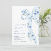シックな埃っぽいブルータイイングザノットフォトブライダルシャワー 招待状 (スタンド正面)