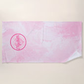 シックな女性のピンクのハートの名前およびイニシャルのモノグラム ビーチタオル (正面)