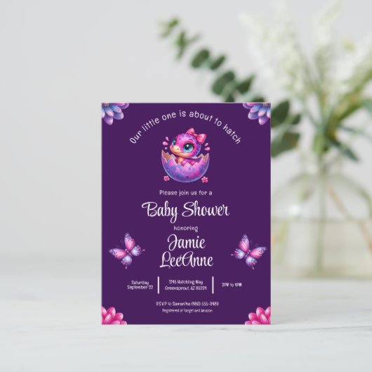 シックな孵化すぐ紫の恐竜の赤ちゃんシャワー ポストカード (スタンド正面)
