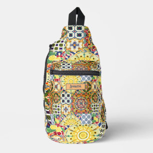 シックな幾何地中海のオレンジのタイルのモノグラム スリングバッグ