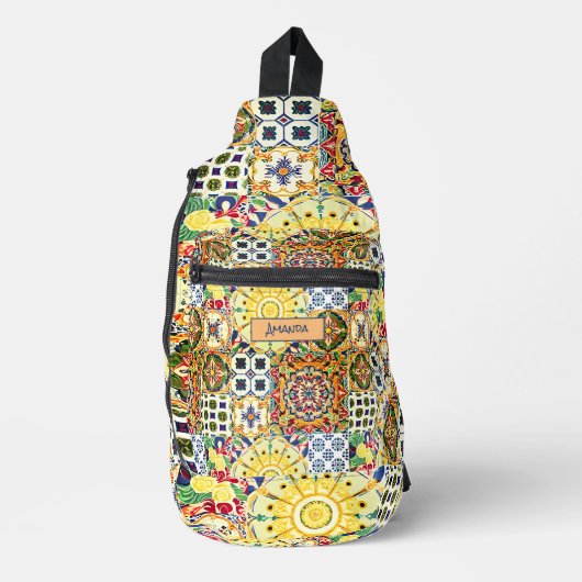 シックな幾何地中海のオレンジのタイルのモノグラム スリングバッグ (正面)