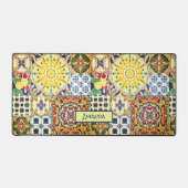 シックな幾何地中海のオレンジのタイルのモノグラム デスクマット (正面)