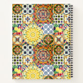 シックな幾何地中海のオレンジのタイルのモノグラム ノートブック (裏面)