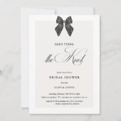 シックな'彼女は結ぶ結び目ブラックボウブライダルシャワー 招待状 (正面)