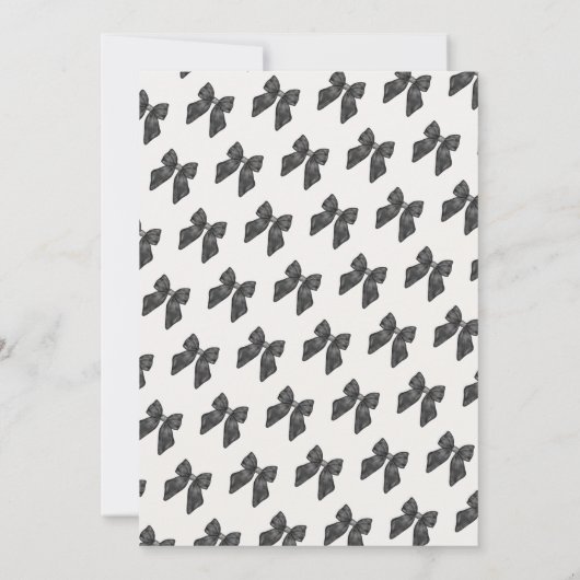 シックな'彼女は結ぶ結び目ブラックボウブライダルシャワー 招待状 (裏面)