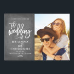 シックな手文字のチョークボード日付写真を保存 セーブザデート<br><div class="desc">この写真エレガントは日付カードを保存しモダンて、黒板の背景に美しいブラシのスクリプトのフォントをフェイク特徴とする。ショップを訪問し、シックタイポグラフィ金ゴールドスイートからコレクションの残りの部分を参照する。</div>