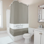 シックな新婚のミセス・グレー・モノグラム シャワーカーテン (インサイチュ)