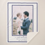 シックな新婚ミセス結婚ズの写真 シェルパブランケット<br><div class="desc">シックでモダンモノグラムのの写真のシェラパ毛布と文字のミスターとミセスのネイビー結婚ブルーの台本の書道とネイビーの青と白い背景のあなたの日付結婚で。名前結婚したや日付結婚や写真を結婚追加。新婚カップルのための完璧な豪華な記念品ギフト。Happy Dolphin Studio専用。必要もしな救済連絡製品または製品に関してはhappydolphinstudio@outlook.comまでお問い合わせください。私たちはあなたの救済最も美し結婚い一日を作って嬉しい!</div>