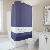 シックな新婚ミセス・ネイビー・ブルー・モノグラム シャワーカーテン (インサイチュ)
