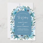 シックな春ホワイトダスティブルー結婚の花のアーチ 招待状 (正面)