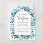 シックな春埃っぽい青い白いフローラアーチ結婚型 招待状 (正面)