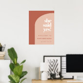 シックな桃テラコッタシーザ彼女はyesブライダルシャワー ポスター (ホームオフィス)