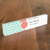 シックな水の緑シェブロンおよびオレンジカスタムなモノグラム デスクネームプレート (側面)