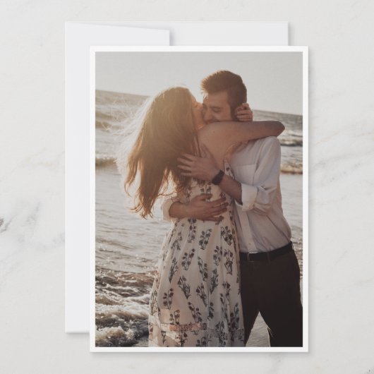 シックな水の色のビーチ写真の結婚式の日付を保存 招待状 (裏面)