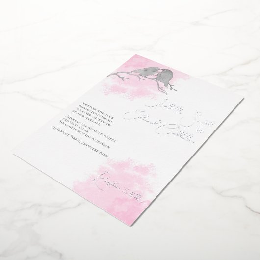 シックな水の色グレーラブバードピンク色の洗剤 箔招待状 (回転した状態)
