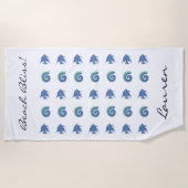 シックな海ブルーホワイトシェルと魚の名前 ビーチタオル (正面)