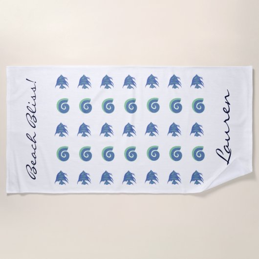 シックな海ブルーホワイトシェルと魚の名前 ビーチタオル (正面)