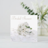 シックな白いバラの花束及び花びらのブライダルシャワー 招待状 (スタンド正面)