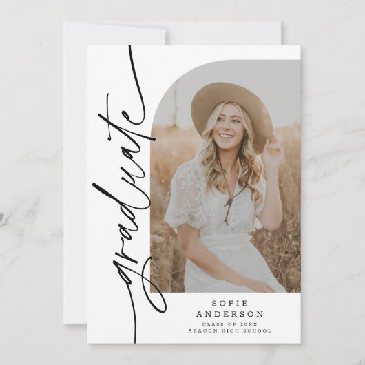 シックな白と黒のスクリプトアーチ卒業写真 案内状 (正面)