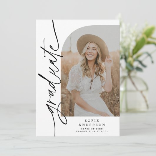 シックな白と黒のスクリプトアーチ卒業写真 案内状 (スタンド正面)