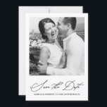 シックな白黒の写真日付を保存 セーブザデート<br><div class="desc">書エレガント跡とカード写真の結婚式の黒のバック日付カードを保存する。</div>