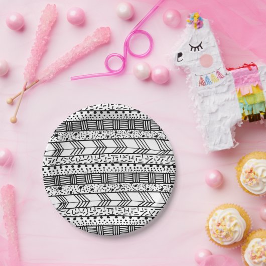 シックな白黒の手描きの種族パターン ペーパープレート (パーティー)