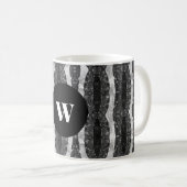 シックな白黒の装飾モノグラムの コーヒーマグカップ (正面右)